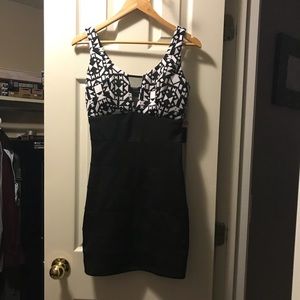 Black & white geometric fitted dress!